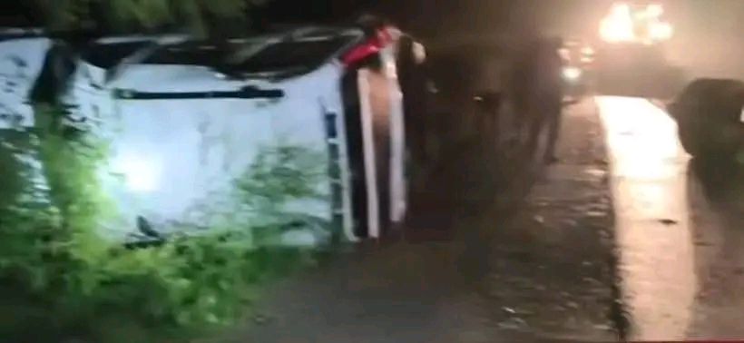 भारी बारिश में डुमरी विधायक जयराम महतो की गाड़ी दुर्घटनाग्रस्त