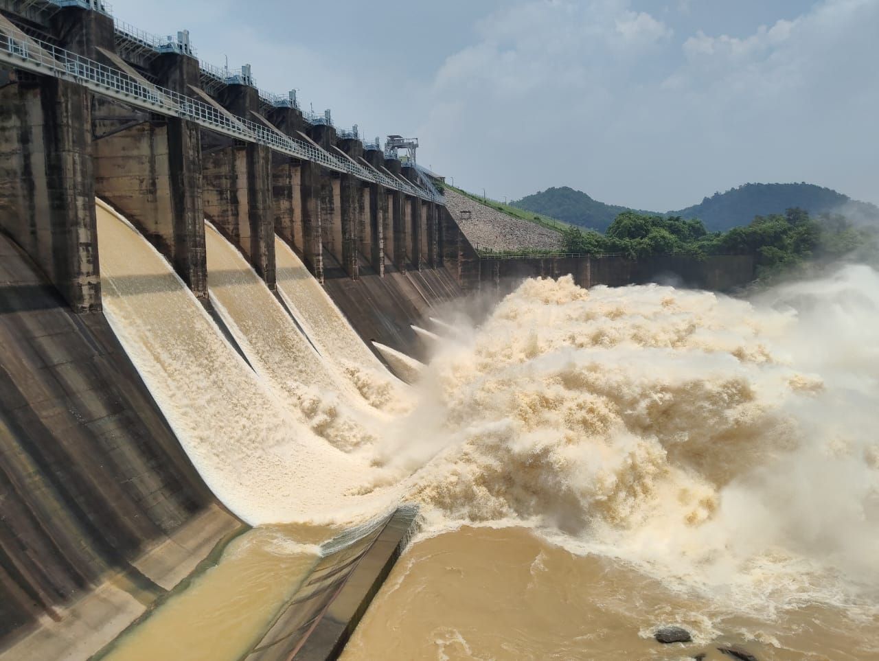 मैथन एवं पंचेत डैम का गेट खुला छोड़े गए भारी मात्रा में पानी