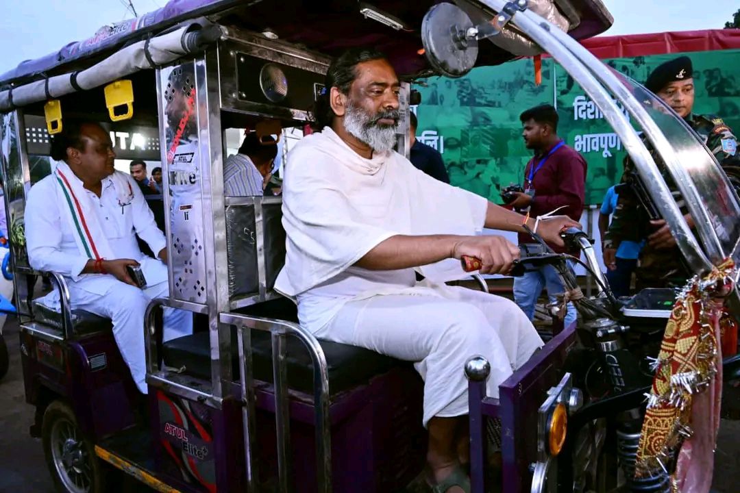 स्वयं टोटो चलाकर मुख्यमंत्री हेमंत सोरेन ने श्राद्ध कर्म की तैयारियों का लिया जायजा।