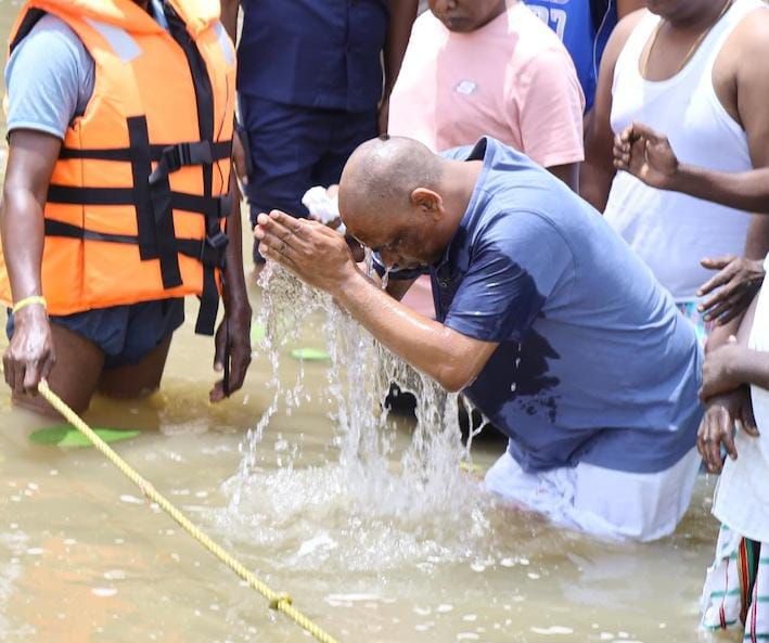 मुख्यमंत्री ने “गुरुजी” की अस्थियां दामोदर नदी के घाट पर विसर्जित की