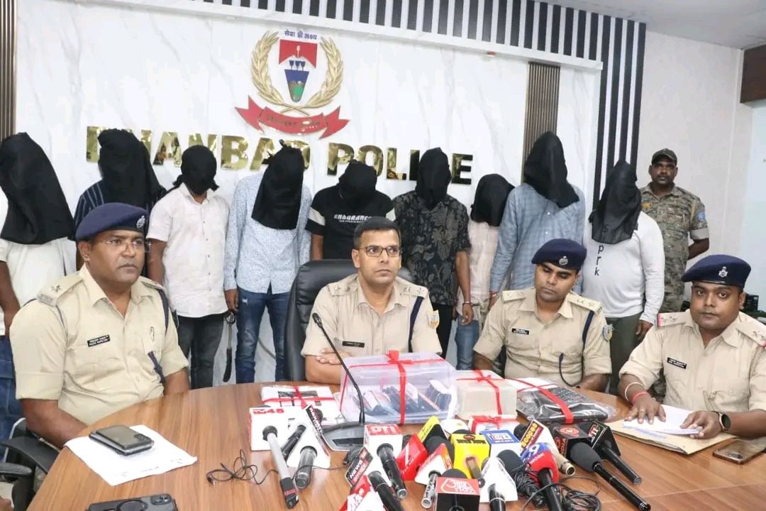 धनबाद पुलिस की बड़ी सफलता — होटल से 9 साइबर अपराधी गिरफ्तार, 6 लाख रुपये बरामद
