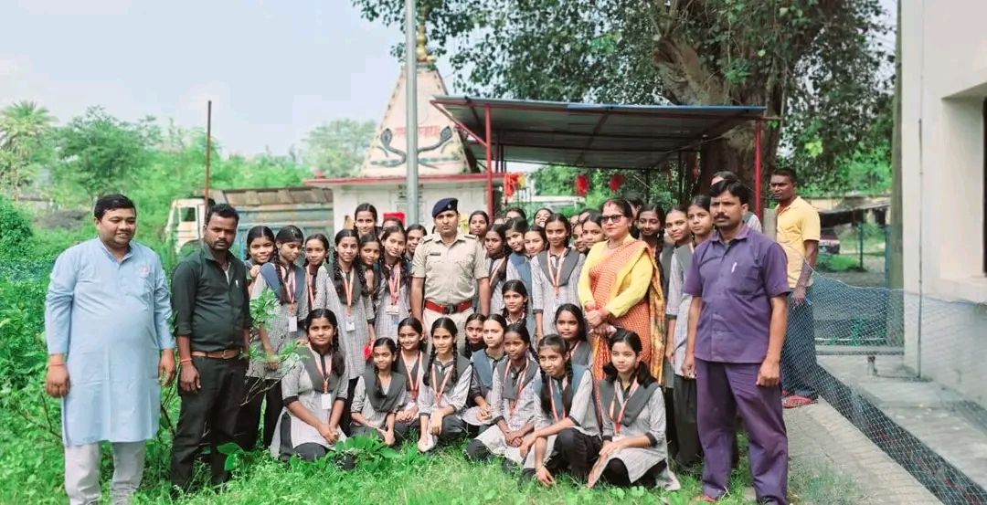 बलियापुर थाना में लगी ‘पुलिस की पाठशाला’, बच्चों को दी गई ज़रूरी जानकारियाँ