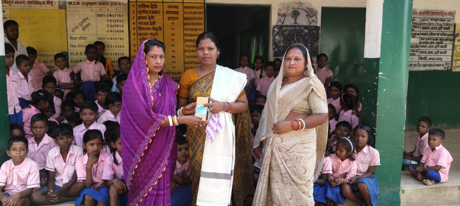 राजकीयकृत प्राथमिक विद्यालय खुरडीह में नई शिक्षिका की आने से ग्रामीणों में खुशी