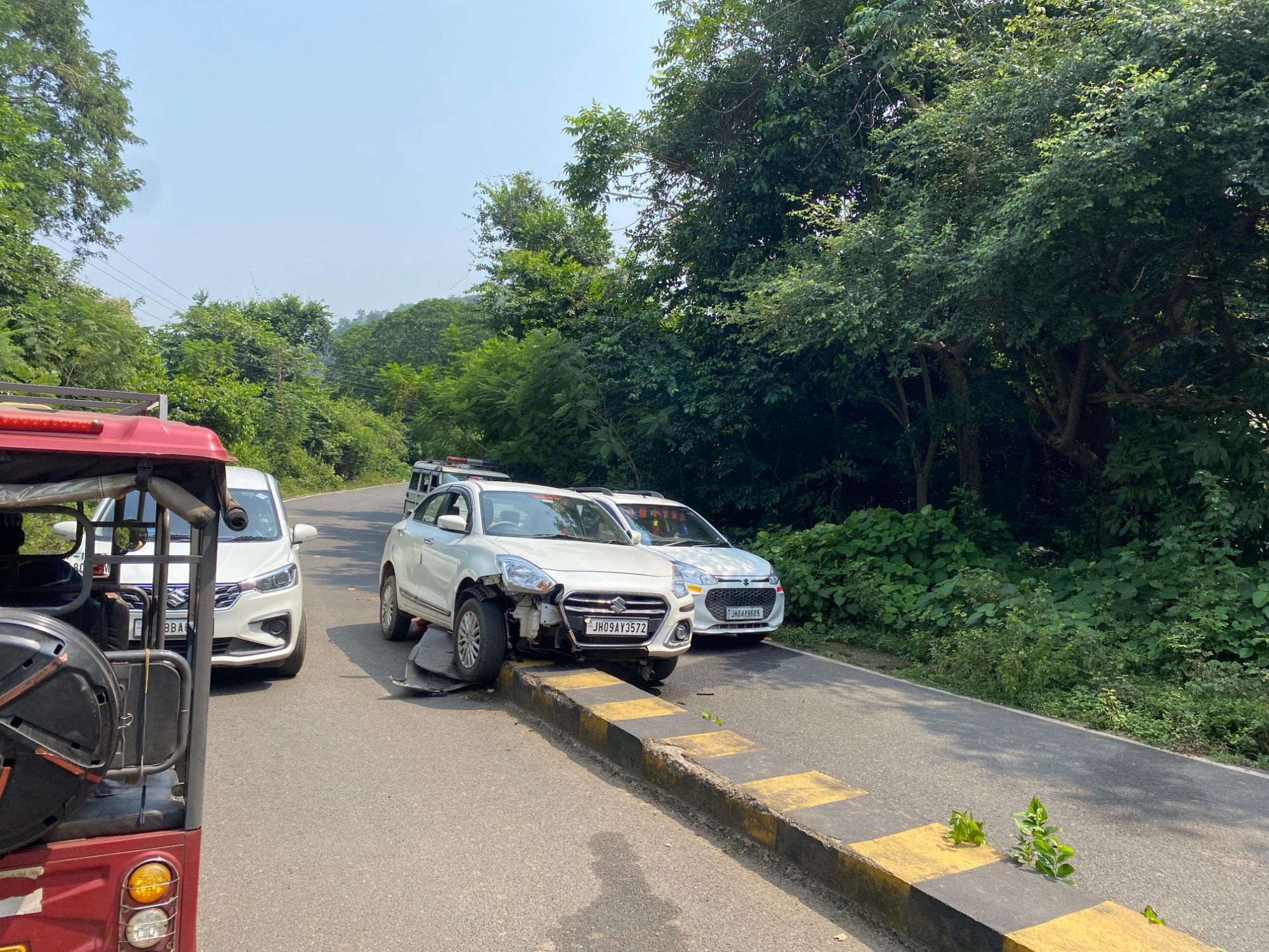 नाका पॉइंट के आगे  वाहन चालक के स्वास्थ्य बिगड़ने से कार डिवाइडर पर चढ़ी