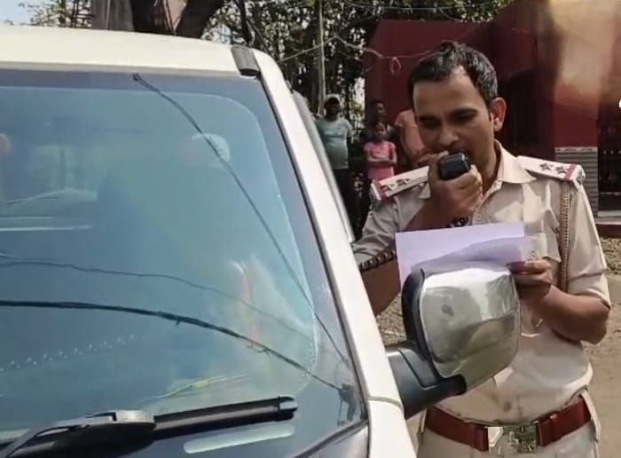 मंदरा पंचायत मुखिया पति पर फायरिंग मामले में मुख्य आरोपी के घर कुर्की का इश्तिहार