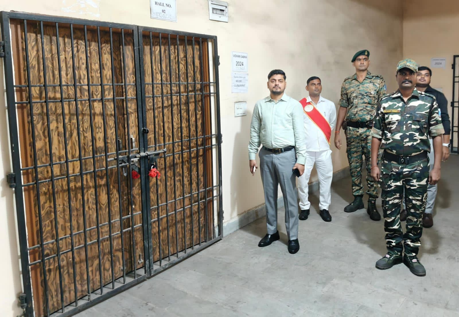 धनबाद जिला निर्वाचन पदाधिकारी ने किया ईवीएम वेयर हाउस का निरीक्षण